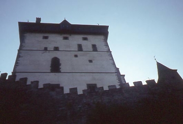 02 Auf höchster Felsstufe der Bergfried. Seine gewaltigen Ausmaße 17,5, x 26 m; 40 m hoch; 4 m dicke Mauern) samt innerer Zweiteilung (Zwischenwand) erinnern an den klassischen normannischen Donjon (Stevens). Er birgt hoch oben die Heiligkreuzkapelle, deshalb auch "Heiligkreuzturm". Die Forschung erkennt ihn auch als Wohnturm.