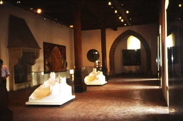 07 Großer Saal im Palas, heute Raum für geschichtliche Dokumentation. Im Hintergrund die halbrunde Nikolauskapelle (Bild Nr. 06).