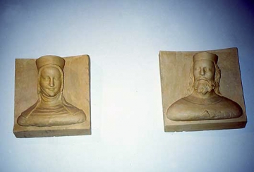 09 Steinerne Porträtbüsten. So kennt man Kaiser Karl IV. (1316/1346/1378). Auf Wenzel getauft, gab er sich in der Nachfolge Karls des Großen dessen Namen. Neben ihm seine 4. Gemahlin, Elisabeth von Pommern.