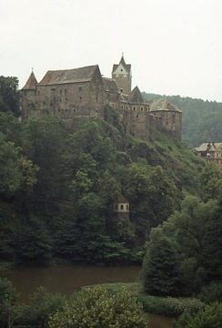 10 Auf Burg Elbogen (Westböhmen) verbarg sich Königinmutter Elisabeth Przemysl mit dem vierjährigen Wenzel vor dessen Vater, König Johann von Luxemburg. Der nahm der Mutter das Kind weg und hielt es "durch Monate in harter Haft im Keller" (Seibt 116). König Johann fiel 1346 als blinder Streiter bei Crezy zu Pferde.