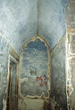 15 Aus der Marienkapelle führt ein schmaler Gang zur "in der Mauerdicke der Marienkapelle liegende(n) Katharinenkapelle" (Stevens 173).