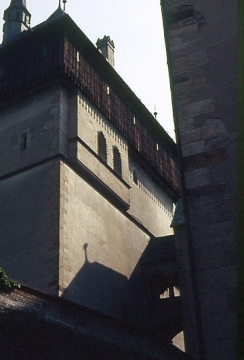 17 Die Katharinenkapelle tritt auf einem gemauerten Wulst aus der südlichen Mauerflucht des Marienturms.