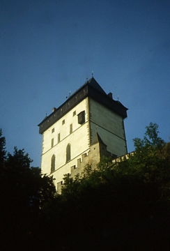 22 Noch einmal: Der Große Turm, Bergfried oder Donjon, im grellen Morgenlicht. Hoch über all den anderen Kapellen der Burg liegt die Heiligkreuzkapelle. "...die innen so reiche Karlsteiner Kapelle ist ...von außen lediglich an drei hohen schmalen Spitzbogenfenstern zu erkennen". (Stevens 176), zwei gegen Ost, eins gegen West.