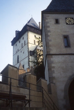 26 Abschied von der "Burg der Burgen" mit ihren fünf Kapellen, Schöpfung Karls IV., Kaiser des heiligen Römischen Reiches, König von Böhmen, von Burgund und Luxemburg. 
Für Friedrich Heer ist diese Burg das "Heiltum Karlstein (der böhmische Escorial)" (Europäische Geistesgeschichte 1953, 201), errichtet ab 1348, "ein Mittelpunkt der Frömmigkeit für Geistliche und Laien ...kein weltfrohes Lustschloß, wie das Castello del Monte ... und doch ein ähnlich erhabenes Zeugnis königlicher Architektur in der Waldeinsamkeit" (Seibt 190).