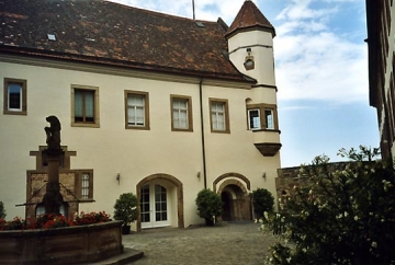 13 Im nördlichen Westflügel des Schlosses hinter zwei Toren (das rechte auf Türgröße reduziert) die Remise.