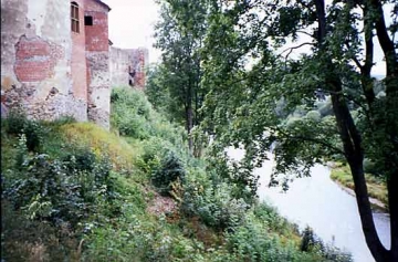 01 Auf dem hohen Ufer der Memel erhebt sich die Burg Bauske.