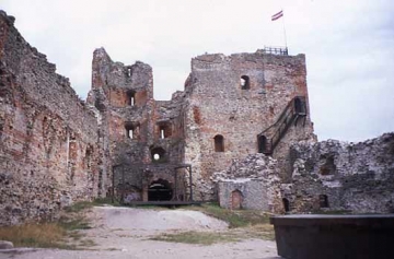 06 In der alten Burg nach Osten die gewaltige innere Toranlage: Zwischen 2 ungleich großen, halbrunden Türmen das rundbogige Tor der alten Burg, der linke schlanke Turm mit dem 22 m hohen, gewaltigen Hauptturm durch Stockwerke über das Tor hinweg verbunden.