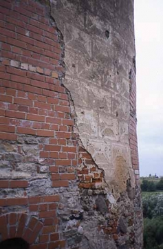 15 Ziegelmauer mit dickem Verputz, der Diamantquader vortäuscht.