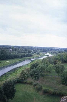 16 Blick vom hohen Hauptturm auf den Lielupefluss in die semgallische Ebene hinaus Richtung Noden.

