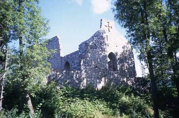 18 Allerdings - bis dorthin reicht der Blick nicht: bis nach Cesis, auch Wenden genannt. Von ganz anderer Art leuchten hier die Ruinenreste der Burgruine Cesis im Norden von Alt-Livland: die Burgkirche der Deutschordensritter mit dem Ordenskreuz.