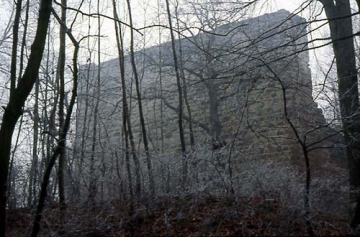 02 Plötzlich taucht die gewaltige Schildmauer auf: bis 20 m hoch und 23 m breit.