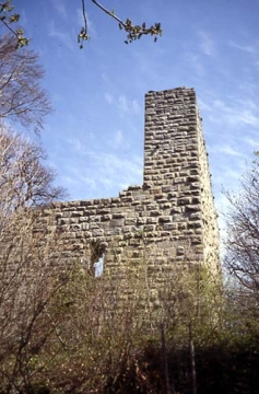11 Die Schildmauer wurde je seitlich ca. "1,2 m um die Ecken geführt. Sie täuscht daher eine größere Breite vor und hat eine größere Stabilität in den Ecken" (Antonow 1977, 121). Aber es gibt wohl noch einen weiteren Grund! (Abb. 20/21).