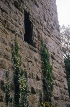 12 6 m hoch gelegene Türöffnung im SW für ein ehemaliges kleines, hölzernes Wehrhaus (?).Gegenbild im Osten (Bild 34).