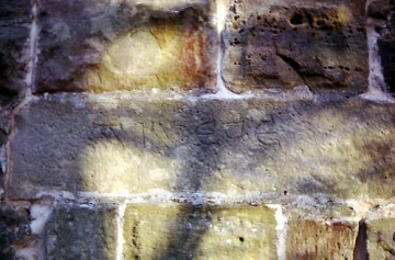 13 Ausgewaschen und abgewittert ist noch immer zu lesen: APUETE. Nicht nur Graf Waldburg-Wolfegg möchte hier an APULIEN denken (Waldburg-Wolfegg 1964, 109). Wenn es ein Sammelstein ist (ZEUNE): warum trägt er zwei gleiche Steinmetzzeichen?