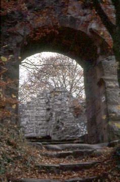 14 Das 4 m hohe Burgtor.