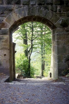 17 Durch das Tor nach draußen.