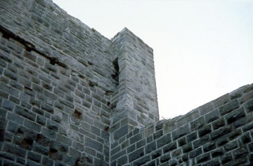 20 Hoch oben die Einstiegsöffnung zum Wehrgang auf der Schildmauer.