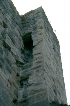 21 Einstiegsöffnung in der Eckverstärkung der Schildmauer.
