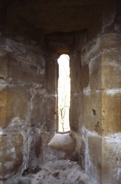 24 Lichtschlitz von innen, 116 x 21 cm.