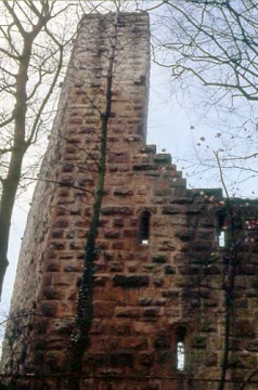 30 SO-Ecke der Burg von außen: Hochgezogene Mauerverstärkung; drei Lichtfenster.