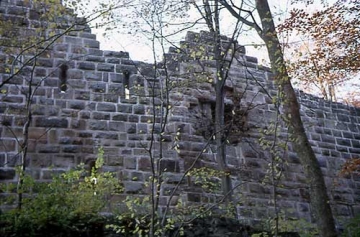 35 Ostmauer der Burg mit den vier Öffnungen.