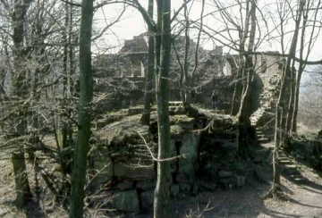 01 Blick von der Vorderburg auf die Mittel- und Hinterburg: drei Burgen hintereinander von Süd nach Nord mit 172 m Gesamtlänge.