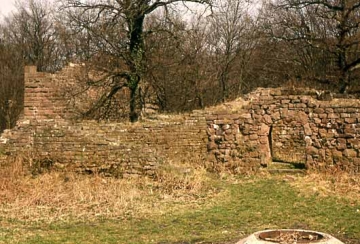 02 Vorderburg. Ringmauer, 95 cm stark. Neben schmalem Burgtor ein Gebäude mit Türe in den Hof, 6 x 6 m. Biller vermutet einen Bergfried. Spuren einer Zisterne.