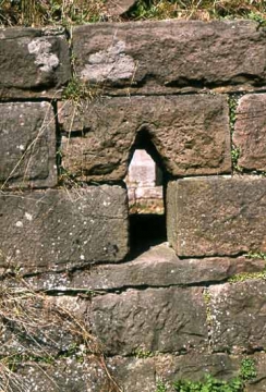 05 Das zweite "Kellerfenster" im Wohnturm.