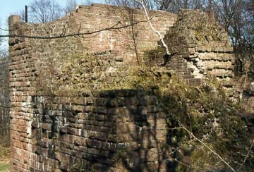 06 Gewaltiger Bergfried der Mittelburg, 11 x 11 m, die Mauern 3 m dick. Außen gebuckelte, innen glatte Quaderschicht, dazwischen farctura (Füllmasse) auf opus spicatum eingelegt (Fischgrät). 
Hocheingang 7 m über dem Hof. Teilweise dossierter Turmsockel; diese Abschrägung nördlich der Alpen selten (etwa in Kienzheim/Els., Blankenhorn/Ba-Wü.).