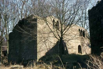 07 Links um den Bergfried der Palas mit Biforium (Doppel-) und Triforium (Dreierfenster).
