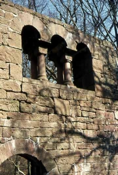 09 Das Triforium. In Wimpfen tragen die Säulenpaare je kunstvoll gehauene Sattelsteine, hier in Eberbach nur flache Steinplatten.