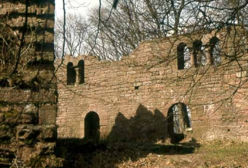 10 Der Palas (17 x 8,8 m) im engen Burghof der Mittelburg. Zwei romanische Tore zu Stall und Wirtschaftsbereich.