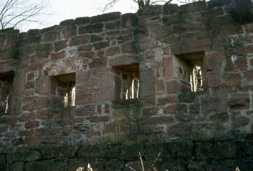 12 Nordöstliche Palaswand. Die Fensterzeile lag bis 1962 in sich stabil nach außen gekippt im Gras. In eine ausgemeißelte Rinne verkeilte Hölzer hatten, in Brand gesteckt, die Wand gesprengt. So vermutlich 1403 bei der vom König erlaubten Schleifung.