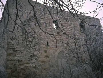 11 In der Südwand belichten 3 sauber gearbeitete Lichtfenster das "Treppenhaus" zum 1. und 2. (und nicht mehr vorhandenem 3.?) Obergeschoss. Das 1. Obergeschoss öffnet sich nach Süden, der Zugangsseite (!), durch eine Schlitzscharte für Bogenschützen; im Saalgeschoss darüber große Spitzbogenfenster.