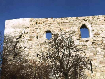 12 Drei Treppenhausfenster; Saalfenster. Hinter der schmalen Armbrustscharte ist die Südwand durch die mannshohe und bogenbreite Schießkammer wesentlich geschwächt.