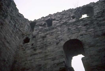 17 Die innere Nordwand mit der Sitznische des Nordfensters; darüber das Saalfenster; links daneben weitere Nischen zu den nördlichen Maueröffnungen.