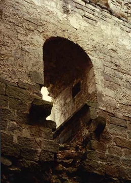 18 Nische des Nordfensters mit Sitzbänken und Wandschränkchen.