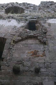 21 Südliche Innenwand mit Kaminresten im ersten Obergeschoss und oberer Außenmauer. Auf dem Mauerrücksprung lag der Balken-Dielen-Boden des Saales.