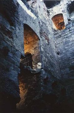 22 Zutritt zur Steinwendel im "Treppenhaus" innerhalb der Südmauer. Aber warum nur lagen Kamin und ständig unbewohntes Treppenhaus sonnendurchwärmt auf der Südseite? Und das große Fenster mit den Sitzbänken samt der kleinen Wohnung hinter der Schildmauer im finsteren, abweisenden Norden des Burghauses?