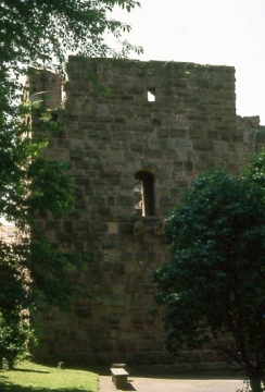 03 Der mächtige Torturm übernahm wohl die Aufgabe des Bergfrieds. Das kreisrunde, 16 m dicke Bergfriedfundament im Osten wurde nie überbaut.