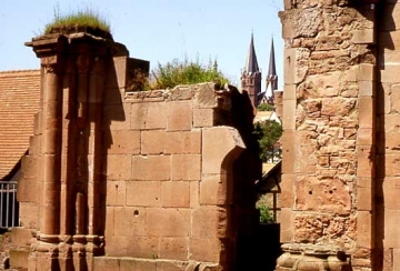 08 Säulenbündel vor der Nordwand der Kapelle und nördlicher Zugang.