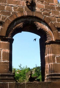 12 Hauptportal in dem ehemaligen Korridor des 1. Obergeschosses vor zwei Räumen des Kaiserpaares und einem Saal. Über dem Portal der sog. Barbarossakopf.