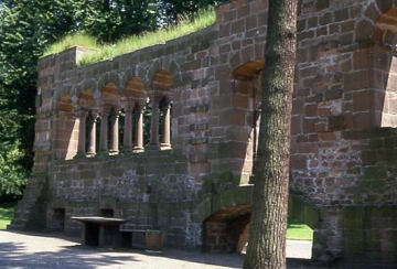 17 Durch die Arkaden schaute man in den Burghof. In Wimpfen dagegen geht der Blick noch heute weit hinaus ins Neckartal.