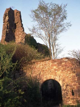 01 Tor unterhalb des Bergfrieds.