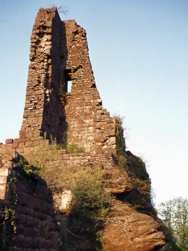 02 Der Bergfried auf hoher Felsburre. Die Hälfte des Turmes ist abgestürzt, der Hocheingang blieb erhalten.