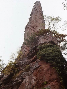 05 Der Bergfried auf seinem 18 m gegen Osten jäh abfallenden Felsfundament.