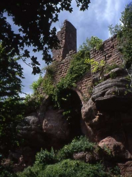 06 Gewaltige Entlastungsbögen fangen die Drücke der Fels- und Baumassen ab.