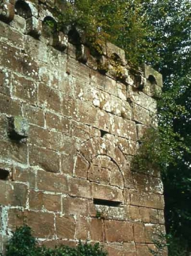 07 Exakt gefügtes glattes Mauerwerk mit Blendbogenreihe und zugesetztem romanischen Fenster.