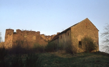 16 Burgkapelle diesseits und Palasmauer jenseits des Burggrabens.