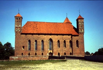 03 Die Südfront des Haupthauses, links die hohen Fenster des 'Gerichtssales', mittlings die hochschlanke Fallgatternische des Portals, rechts die Fenster der Burgkapelle. Über alles hinweg die charakteristischen Wehrluken rings um das quadratische Burghaus (dessen Seitenlänge ist 48,5 m, exakt die Höhe des Bergfrieds!).